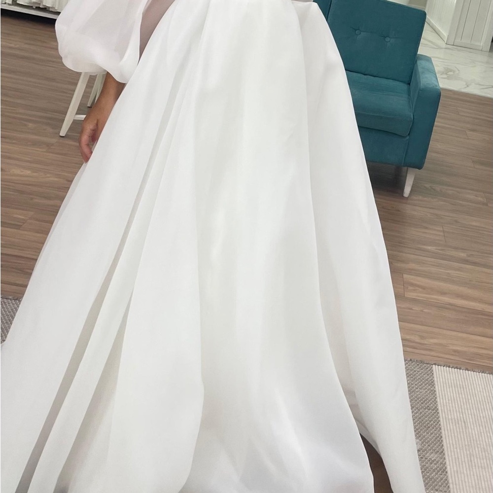 Romantic Off-Shoulder White Bridal Gown with Sheer Puff Sleeves - Picture 5 of 5